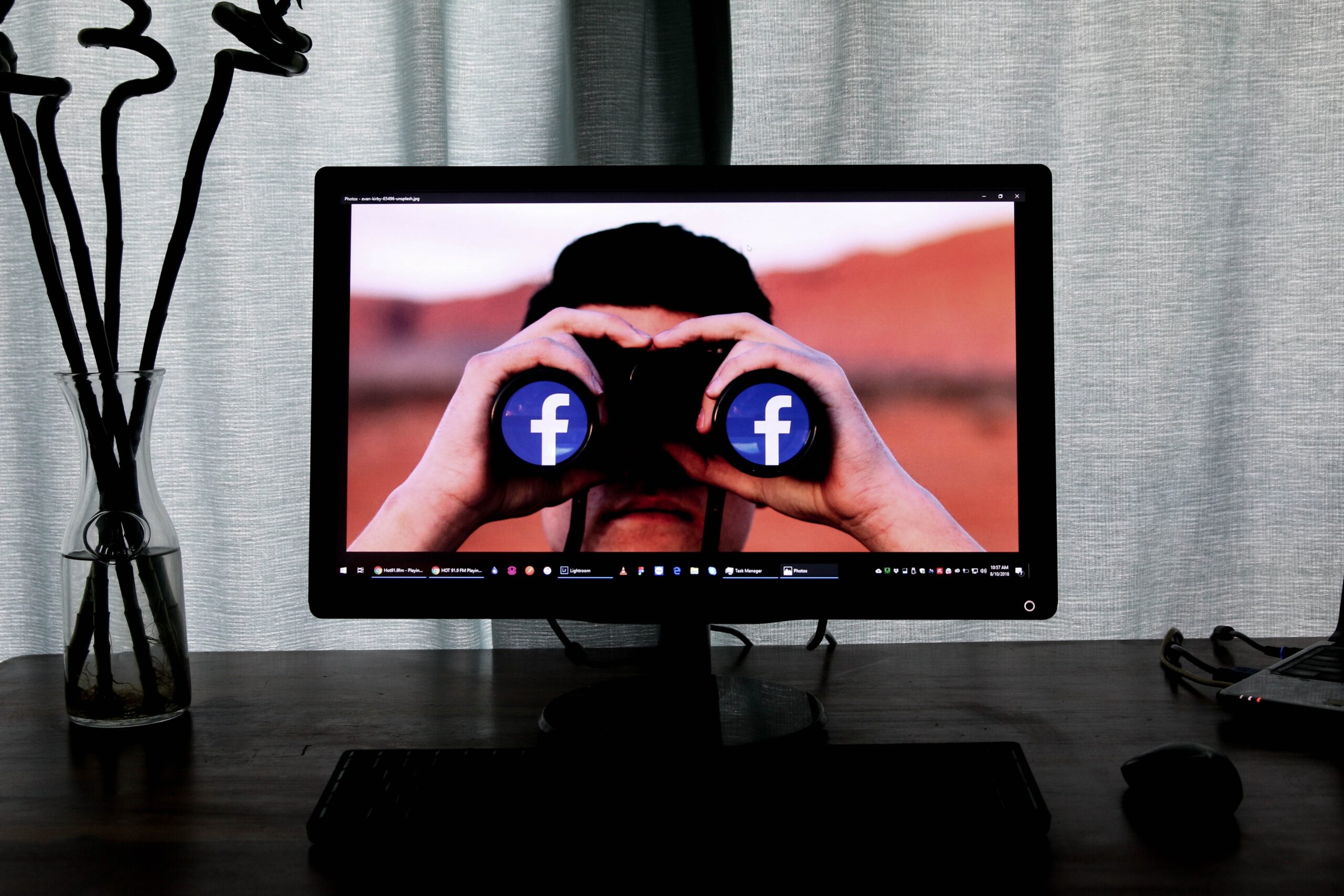 Un uomo ci osserva attraverso le lenti sei social network